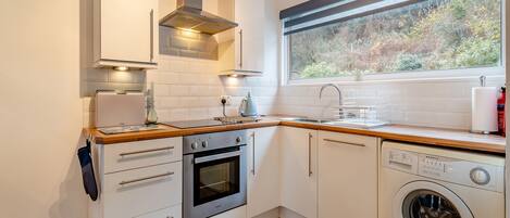 Een vaatwasser, een kinderstoel