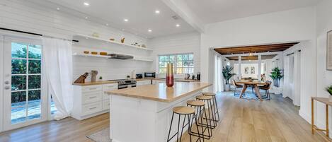 Frigorífico, microondas, horno y lavavajillas