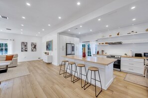 冷蔵庫、電子レンジ、オーブン、食器洗い機