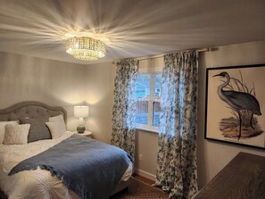 3 bedrooms, iron/ironing board, WiFi, bed sheets - In the heart of Hampton. The Heron's Landing Vacation House. (Hampton)