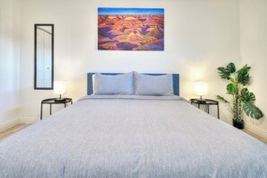 3 chambres, bureau, fer et planche à repasser, lit de bébé portatif