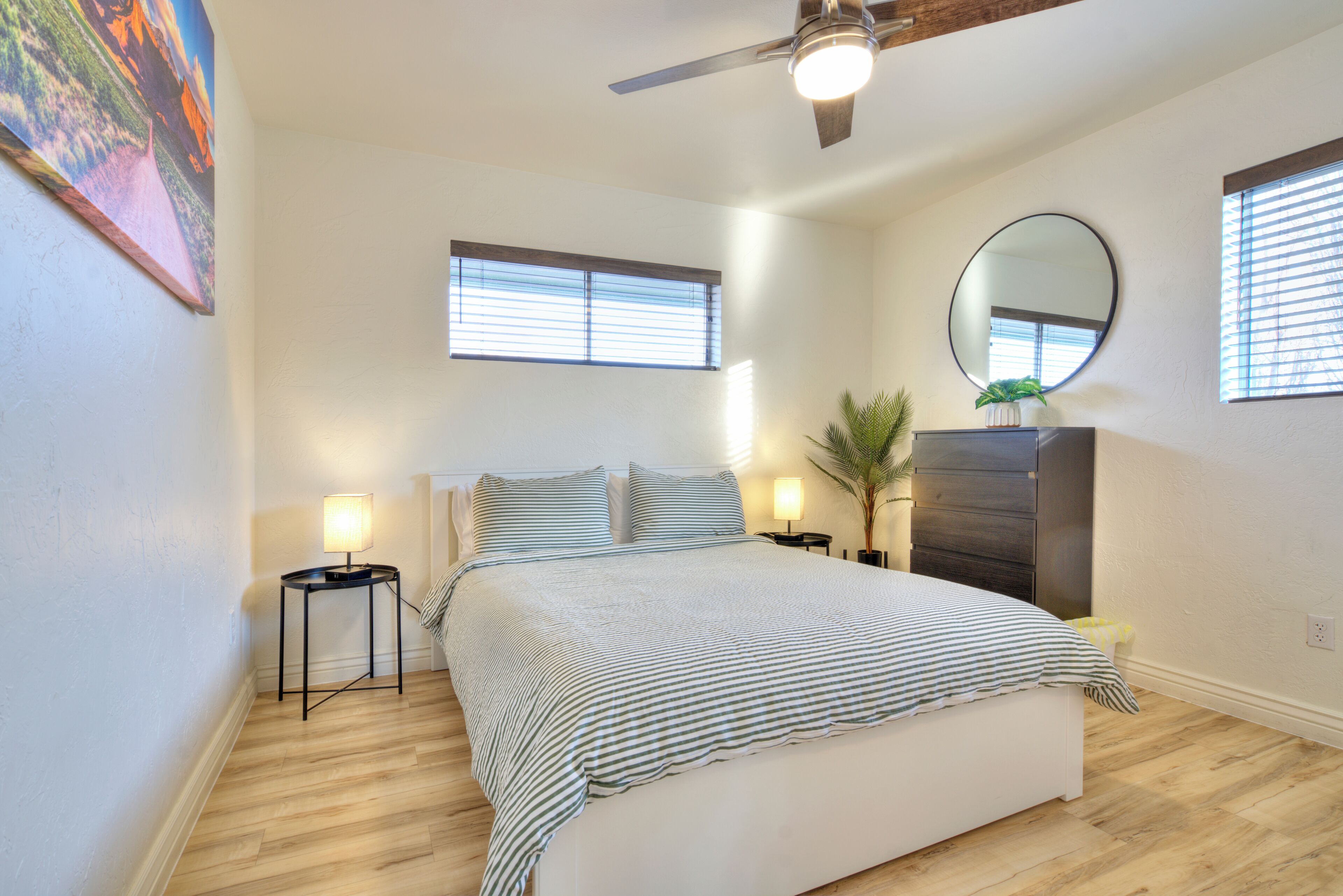 3 habitaciones, escritorio y tabla de planchar con plancha 