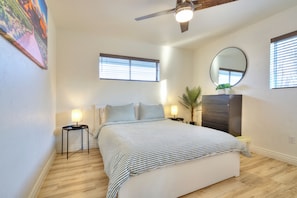 3 quartos, escrivaninha, ferros/tábuas de passar roupa, berço de viagem