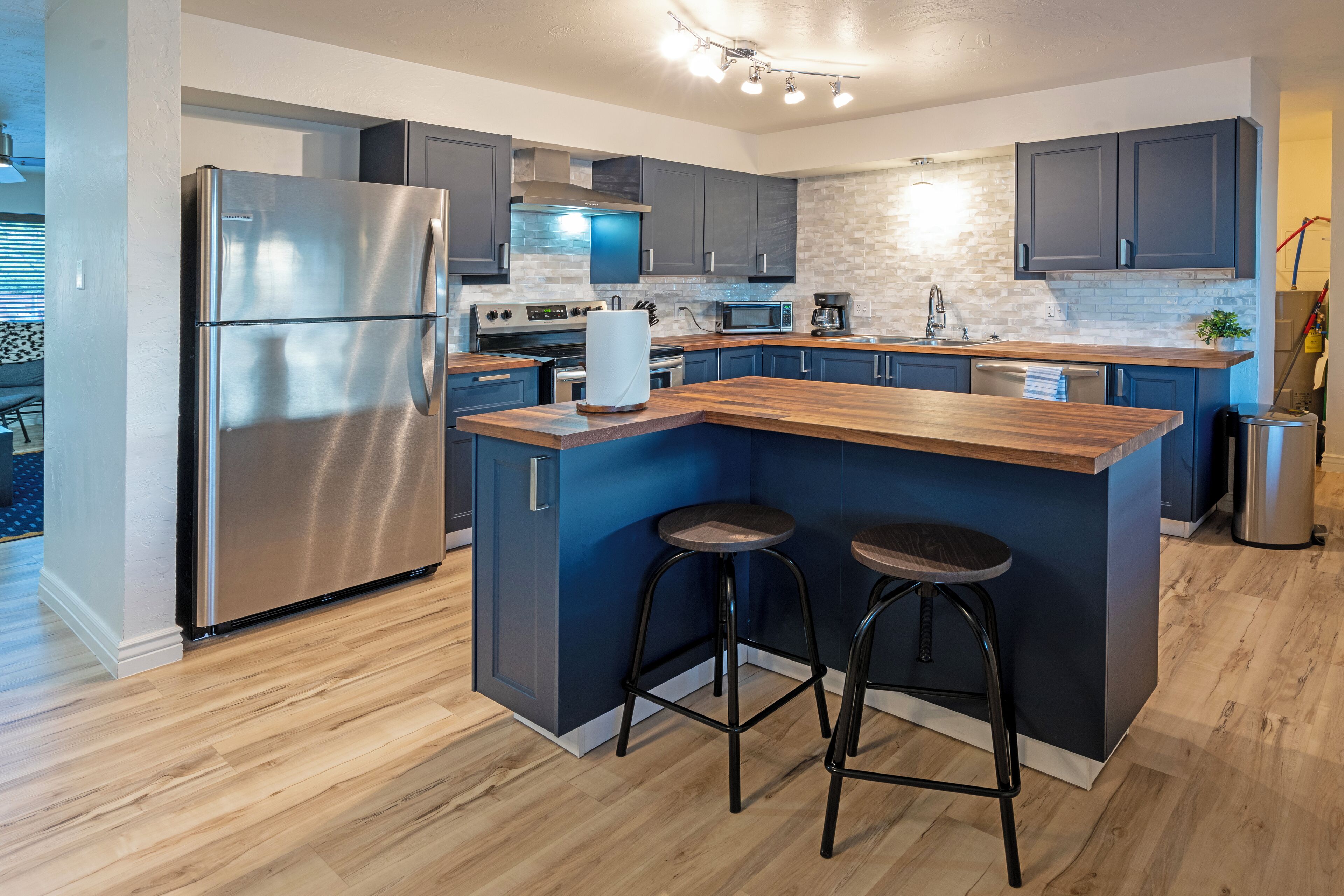 Refrigerador, microondas, horno y parrilla de estufa 