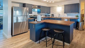 Refrigerador, microondas, horno y parrilla de estufa