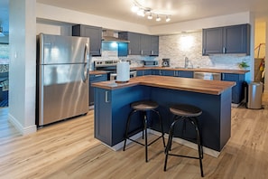 Geladeira, micro-ondas, fogão, cooktop