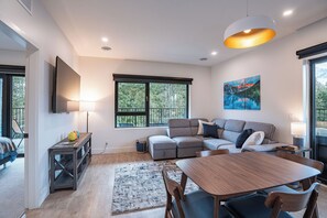 Interior - Alpine Retreat by Revelstoke Vacations (Revelstoke)