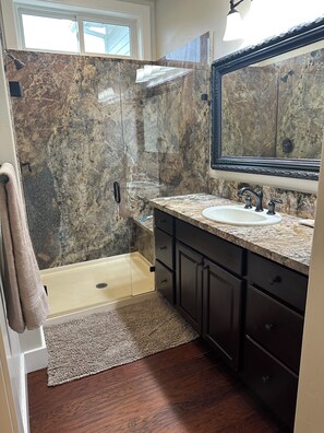 淋浴设施、吹风机、毛巾、肥皂