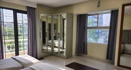 Modern Luxury 3-Bed 3-Bath Banani Apt -- Parking Laundry Washer Dryer Dishwasher
