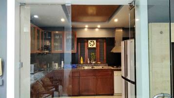 Jääkaappi, mikroaaltouuni, uuni, liesi