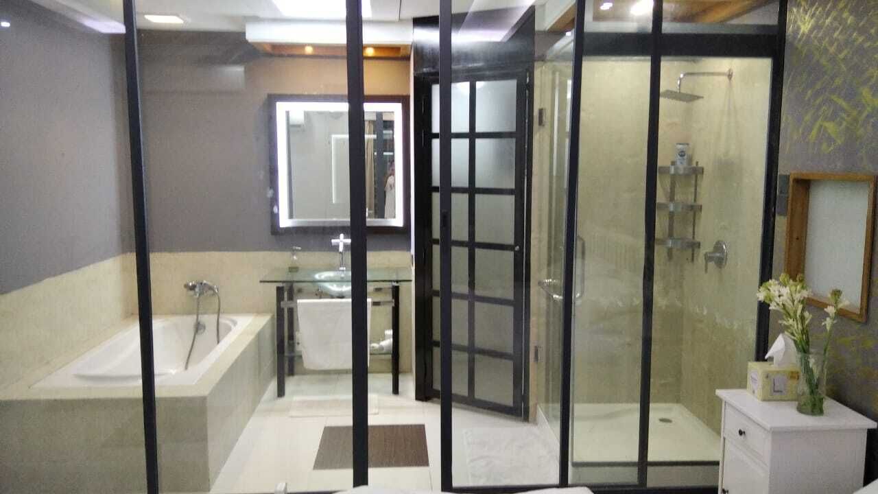 Chuveiro, secador de cabelo, bidê, toalhas de banho