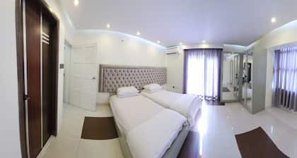 Modern Luxury 3-Bed 3-Bath Banani Apt -- Parking Laundry Washer Dryer Dishwasher