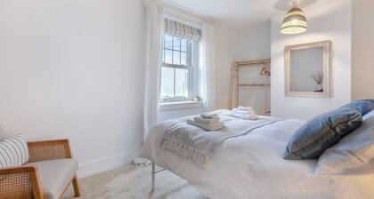 We love this cosy cottage, located just a two minute walk from the beach.