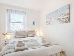 2 bedrooms, WiFi (free), bed sheets - We love this cosy cottage, located just a two minute walk from the beach. (Fareham)