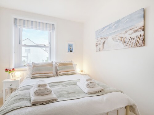 We love this cosy cottage, located just a two minute walk from the beach.