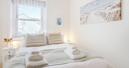 We love this cosy cottage, located just a two minute walk from the beach.
