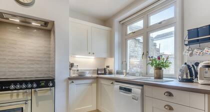 We love this cosy cottage, located just a two minute walk from the beach.