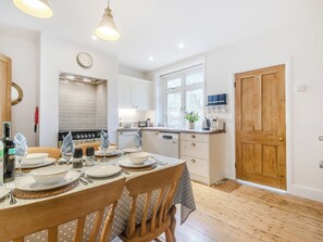 Dining - We love this cosy cottage, located just a two minute walk from the beach. (Fareham)