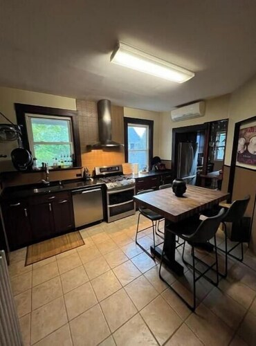 Cozy 2BR Roslindale Condo - Walk to Commuter Rail, Explore Boston!