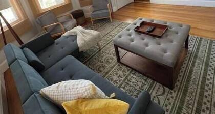 Cozy 2BR Roslindale Condo - Walk to Commuter Rail, Explore Boston!