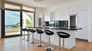 Réfrigérateur, four, lave-vaisselle, cafetiÚre/bouilloire