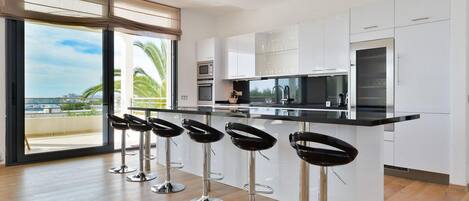 Een koelkast, een oven, een vaatwasser, een koffiezetapparaat/waterkoker