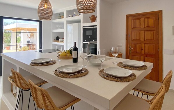 Kjøleskap, ovn, kokeplater og oppvaskmaskin