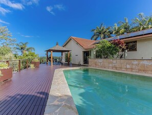 Outdoor pool - Ocean Shores Oasis (Ocean Shores)