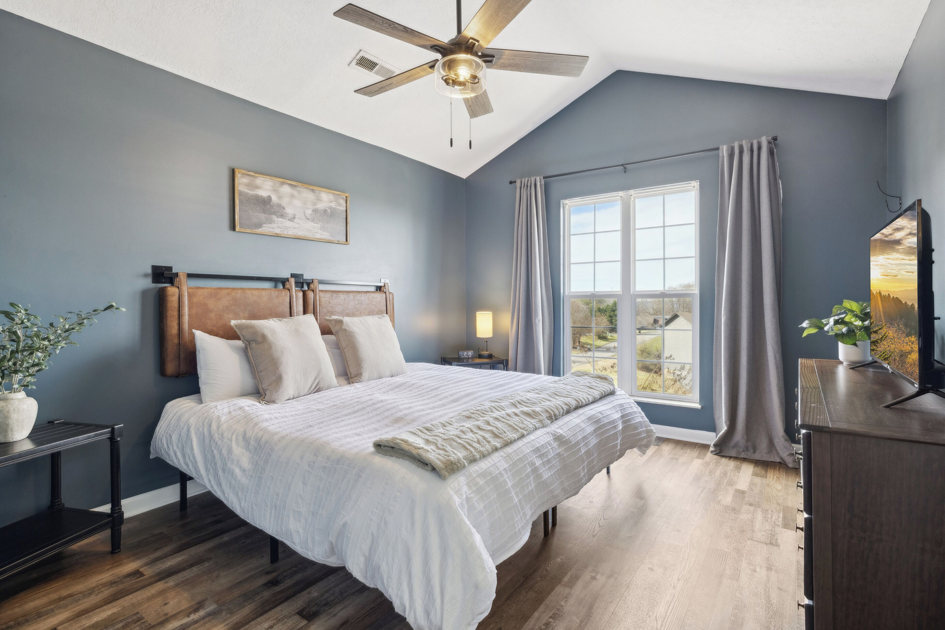 4 habitaciones, escritorio y tabla de planchar con plancha 