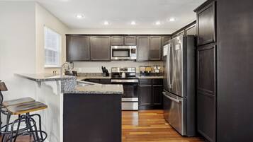 Refrigerador, microondas, horno, placa de cocina