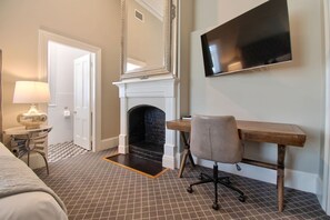 Tabla de planchar con plancha, wifi gratis y ropa de cama 