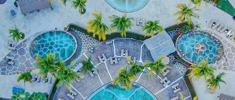 Utendørsbasseng og et oppvarmet basseng