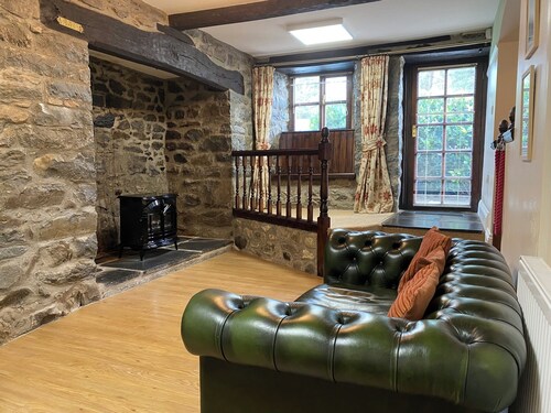 The Searle Cottage and Hot Tub