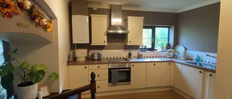 Een koelkast, een microgolfoven, een oven, een kookplaat