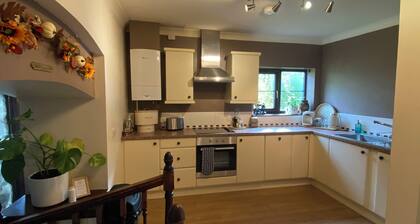 The Searle Cottage and Hot Tub