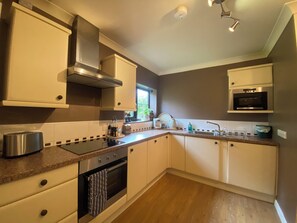 Fridge, microwave, oven, stovetop - The Searle Cottage and Hot Tub (Llandrindod Wells)