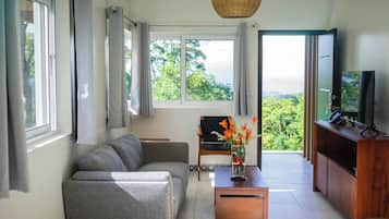 Deluxe Villa, 2 Bedrooms, Kitchen, Mountain View | Living area