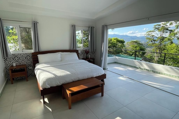 Een kluis op de kamer, geluiddichte muren, een strijkplank/strijkijzer