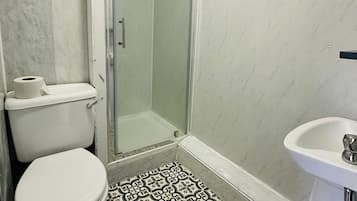 Escritorio y espacio para trabajar con un portátil