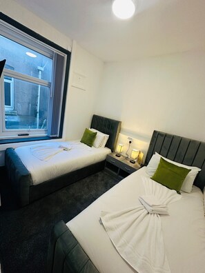 Serviettes fournies, savon, shampoing, papier toilette