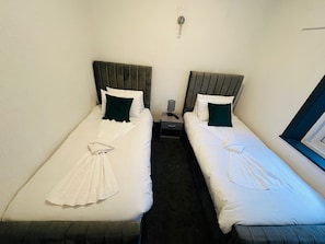 Deluxe Twin Room, Private Bathroom, Ocean View | Bathroom | Towels, soap, shampoo, toilet paper - New valeron hotel (Blackpool)
