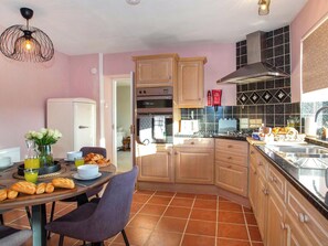 Lavavajillas y trona infantil