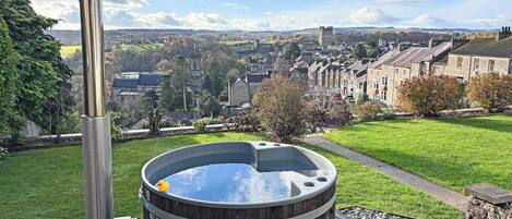 Banyera d'hidromassatge a l'aire lliure