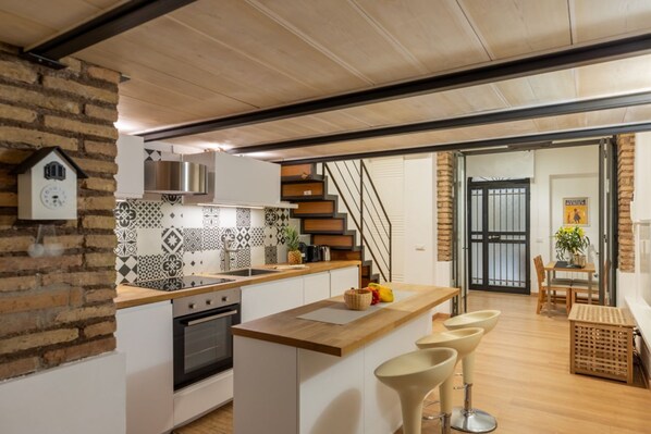 Fridge, oven, stovetop, dishwasher