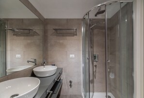 Shower, hair dryer, bidet, towels - iFlat | Cozy Loft two Steps from Vatican (Roma)