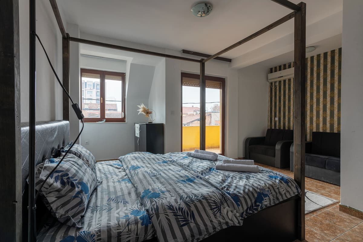 Deluxe studio, balkon, uitzicht op stad | 1 slaapkamer, een strijkplank/strijkijzer, gratis wifi