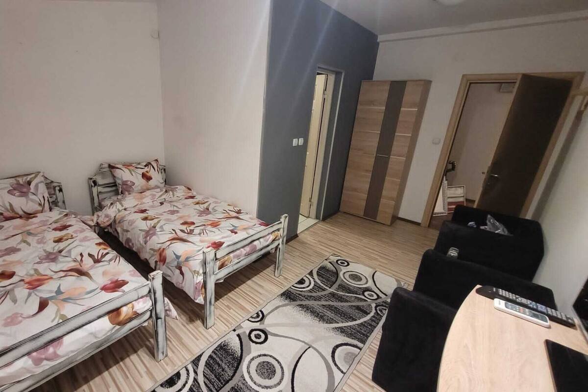 Comfort kamer, 1 twee- of 2 eenpersoonsbedden, uitzicht op stad | 1 slaapkamer, een strijkplank/strijkijzer, gratis wifi