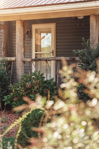 Private 5 Acres w. Pond, Hot Tub, Pet Friendly