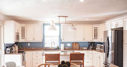 Cozy Getaway: Location, Dogs Stay Free, Fenced Yard, Fishing Pond