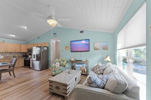 TV connectée, jeux vidéo, baby-foot, livres